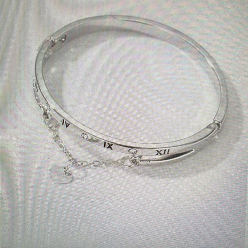 Roman Numeral Detail Rhinestone Decor Hart Charm Bangle